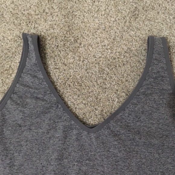 V-neck sleeveless 🛍 - Picture 2 of 4